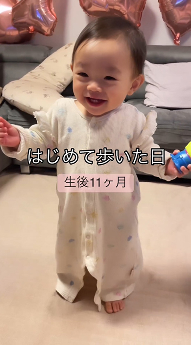 2歩目を右足踏み出した赤ちゃん