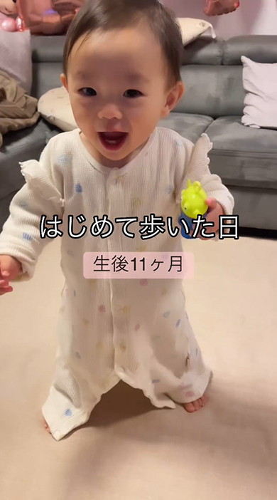 お口を開けながら3歩目を踏み出した赤ちゃん