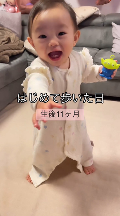 正面に手を伸ばす赤ちゃん
