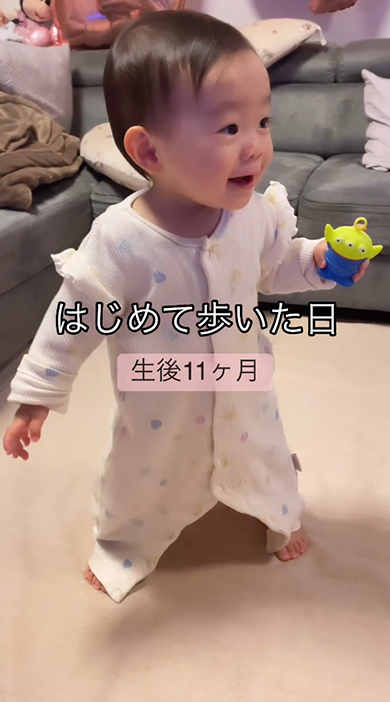 右を見てうれしそうな赤ちゃん