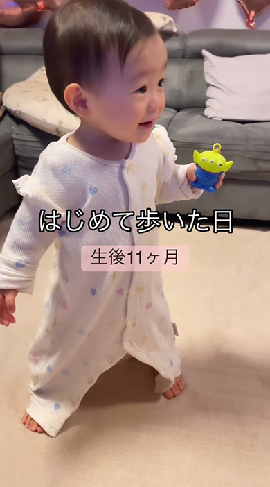 右を見る赤ちゃん