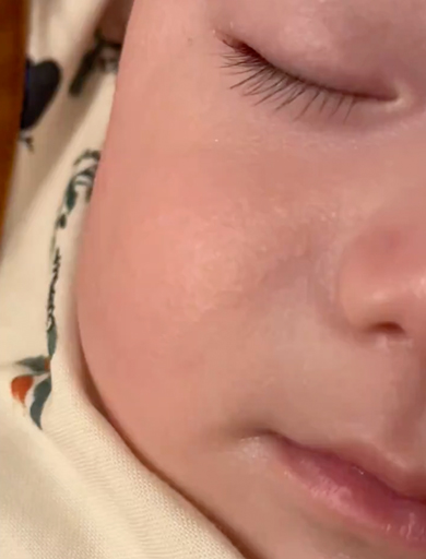 寝ながら笑う赤ちゃん