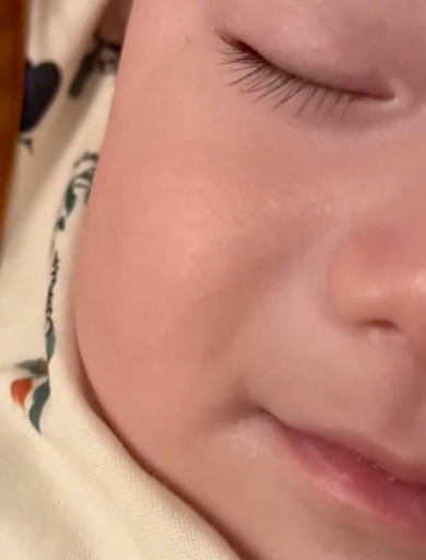 寝ながら笑う赤ちゃん