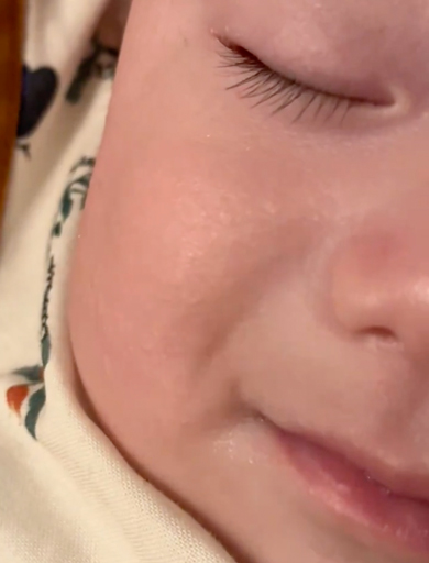 寝ながら笑う赤ちゃん