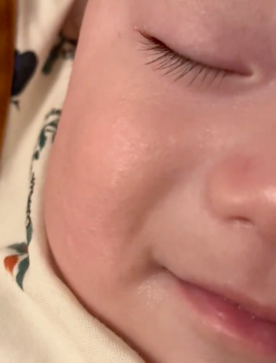 寝ながら笑う赤ちゃん