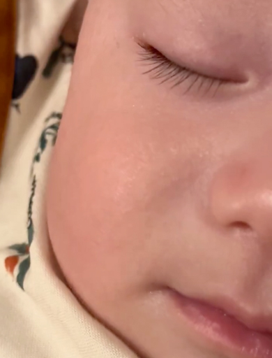 寝ながら笑う赤ちゃん