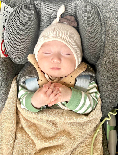 祈っているような赤ちゃん