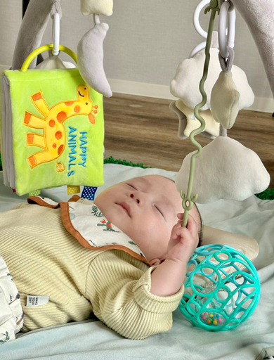 特訓しているような赤ちゃん