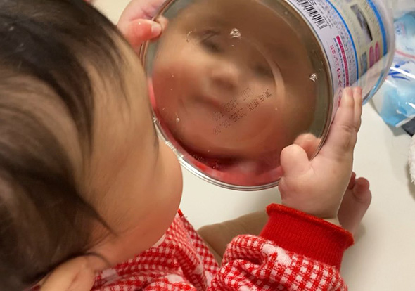 缶に映るお顔