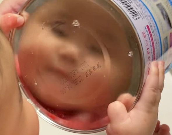 缶に映るお顔