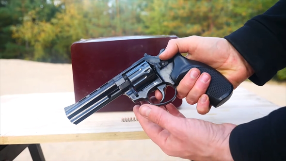 分厚いゼリーに銃弾を撃ち込む実験