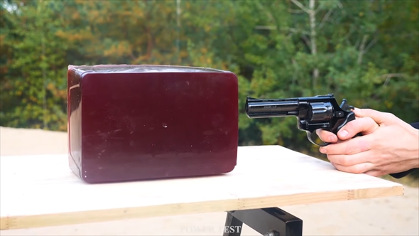 分厚いゼリーに銃弾を撃ち込む実験