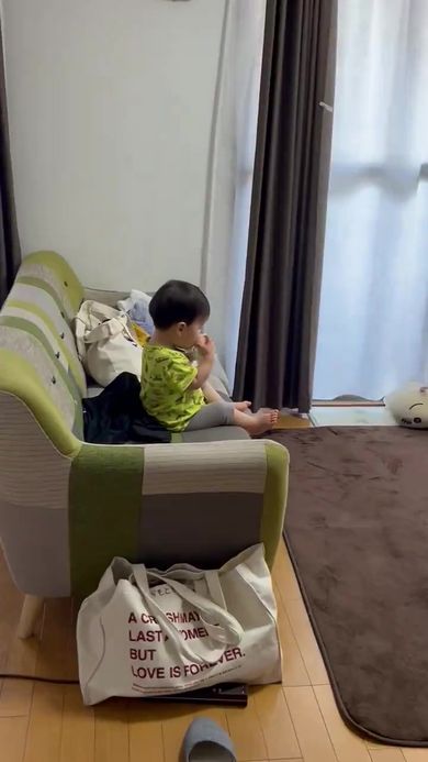 ママが仕事の合間に食べる予定だったおにぎりを食べられてしまった瞬間