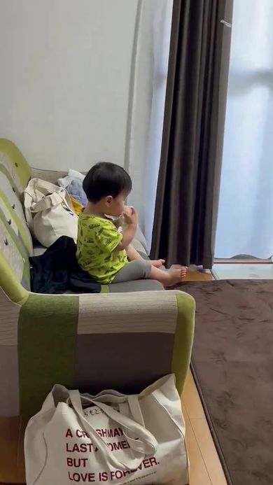ママが仕事の合間に食べる予定だったおにぎりを食べられてしまった瞬間