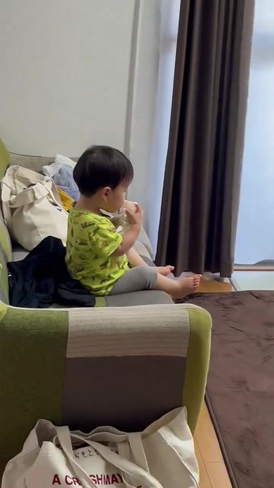 ママが仕事の合間に食べる予定だったおにぎりを食べられてしまった瞬間