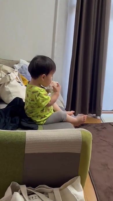 ママが仕事の合間に食べる予定だったおにぎりを食べられてしまった瞬間