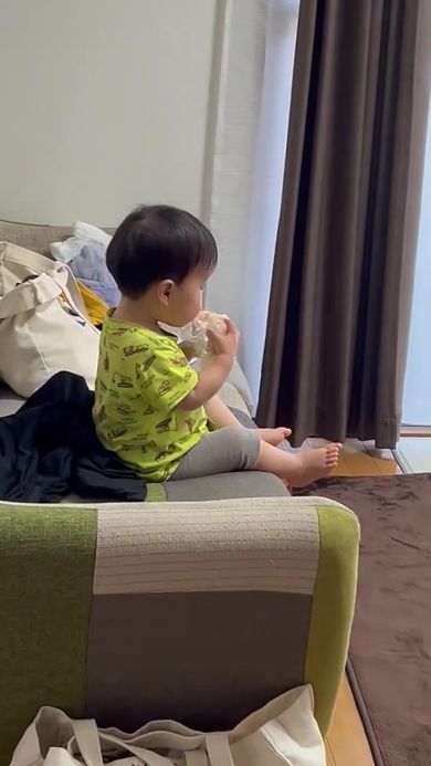ママが仕事の合間に食べる予定だったおにぎりを食べられてしまった瞬間