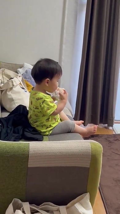 ママが仕事の合間に食べる予定だったおにぎりを食べられてしまった瞬間