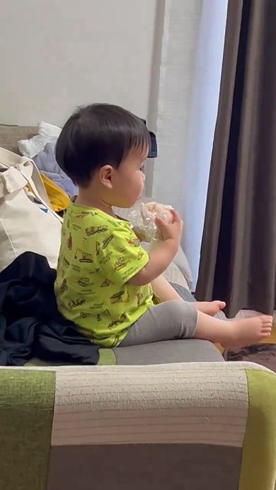 ママが仕事の合間に食べる予定だったおにぎりを食べられてしまった瞬間