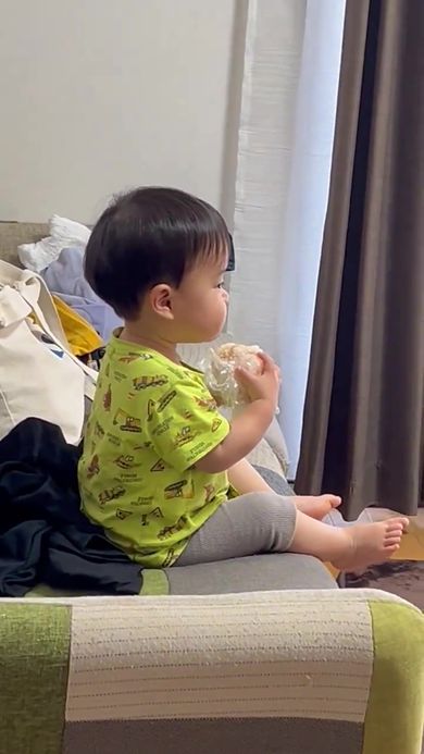 ママが仕事の合間に食べる予定だったおにぎりを食べられてしまった瞬間