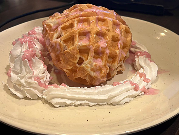 球体ワッフルにトッピングしたところ