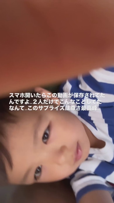 パパのスマートフォンで自撮りをする幼い兄弟の姿