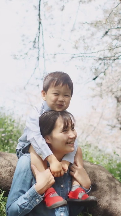 ママに肩車されている幼い男の子の姿