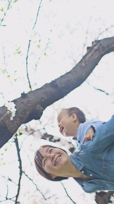 ママに肩車されている幼い男の子の姿