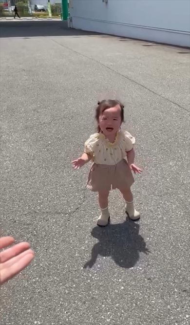 影を怖がる女の子