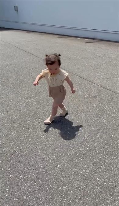 影を怖がる女の子