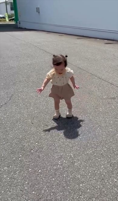 影を怖がる女の子