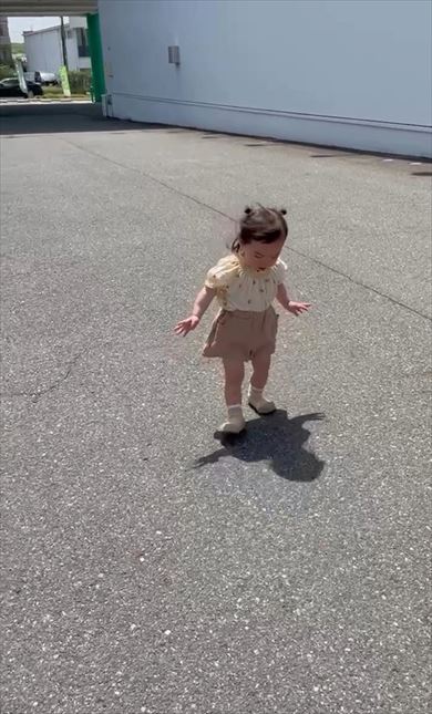 影を怖がる女の子