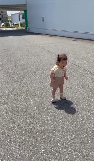 影を怖がる女の子