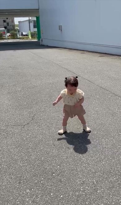 影を怖がる女の子