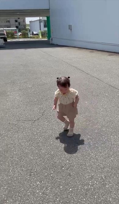 影を怖がる女の子