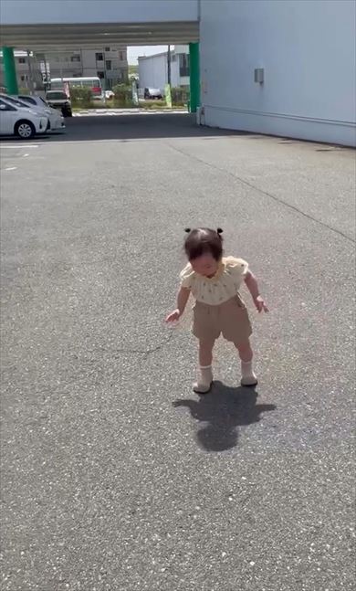 影を怖がる女の子