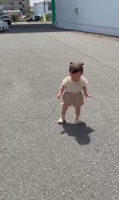 影を怖がる女の子