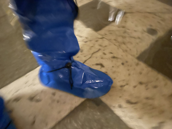 浸水の中を歩く