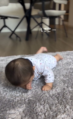 ニコッと笑う赤ちゃん