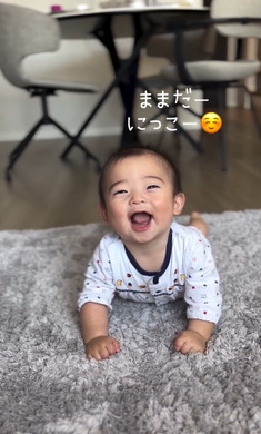 ニコッと笑う赤ちゃん
