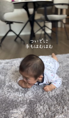 ニコッと笑う赤ちゃん