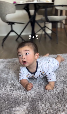 ニコッと笑う赤ちゃん