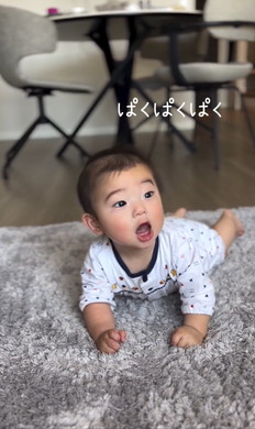 ニコッと笑う赤ちゃん