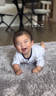 ニコッと笑う赤ちゃん