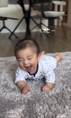 ニコッと笑う赤ちゃん