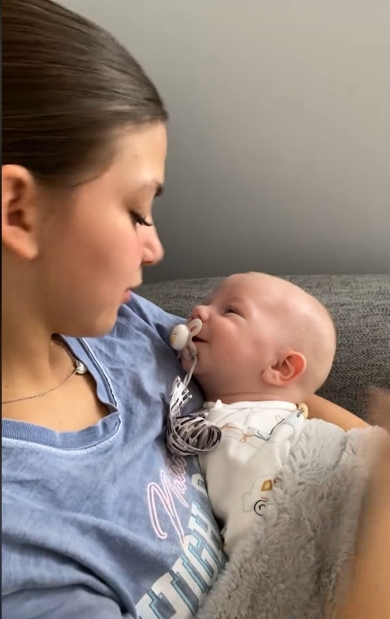 おしゃぶりを加えさせられた赤ちゃん