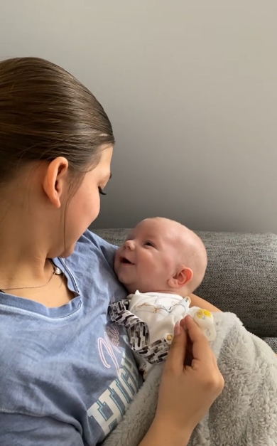 赤ちゃんを寝かしつける16歳の姉