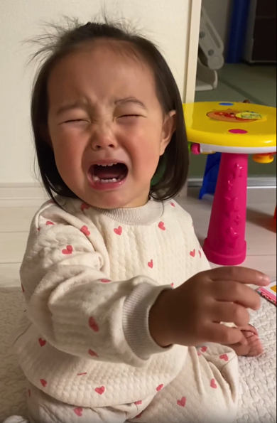 どさくさに紛れておやつをおねだりする1歳児