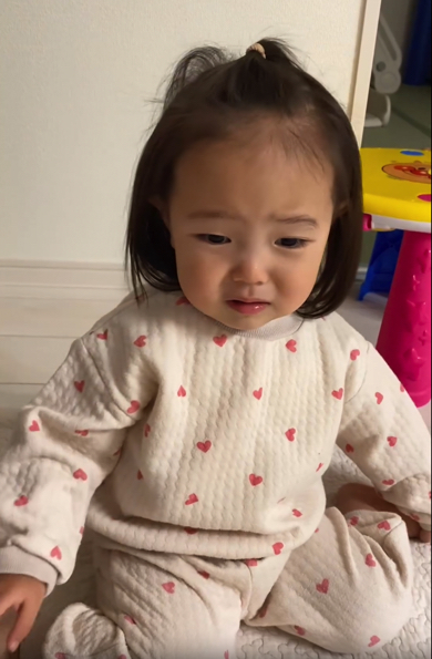 真剣な表情で空腹アピールをする1歳児