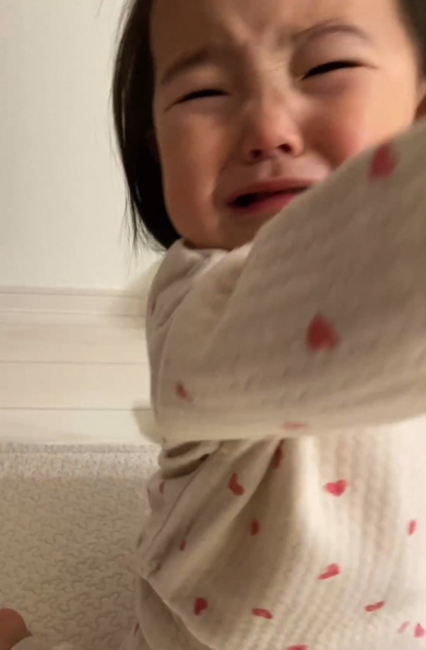 最後は荒技の泣き落としをする1歳児